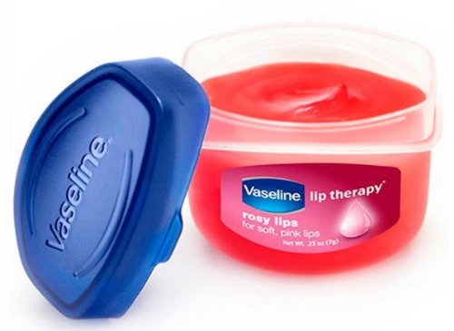Dưỡng môi bằng kem Vaseline Lip Therapy giúp cấp ẩm sâu