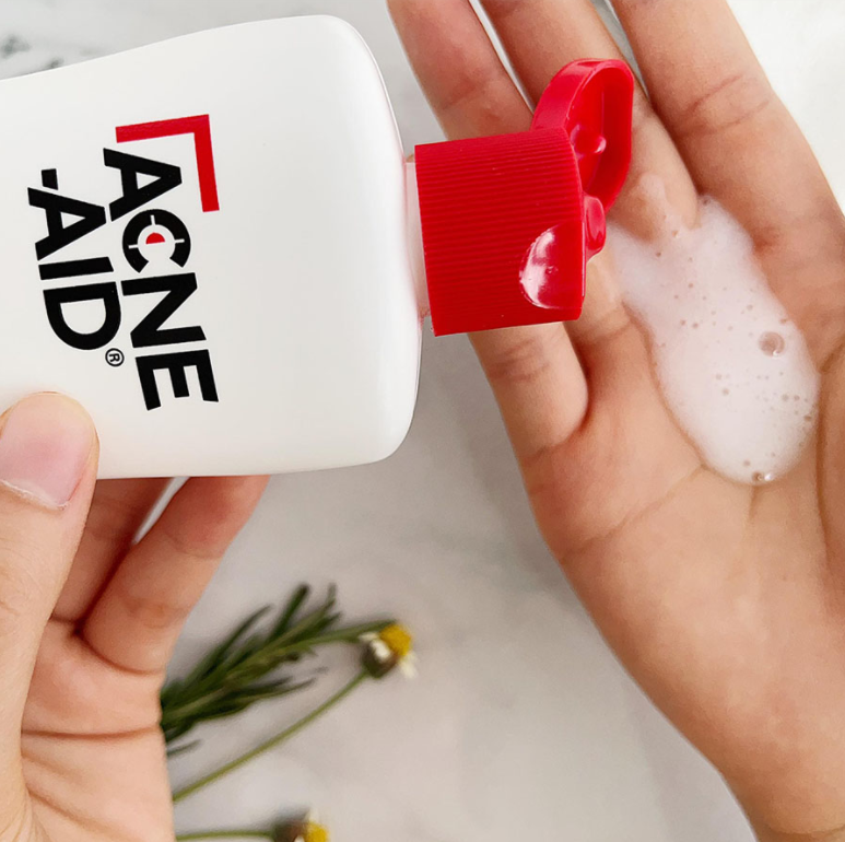 Sữa rửa mặt Acne Aid Giảm dầu trên mặt và làm sạch nhẹ nhàng :